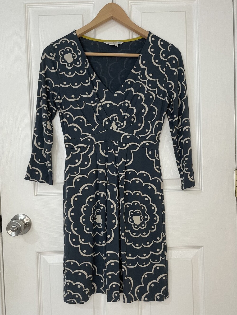Boden Navy Dress with Cream Scallop Floral Print Size 6